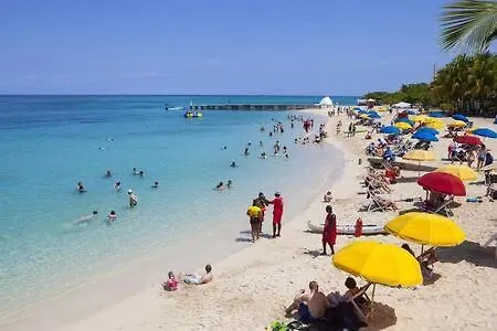 Hospitality Expert Mccartney - Tour Pool Bar Beach Montego Bay 0*,